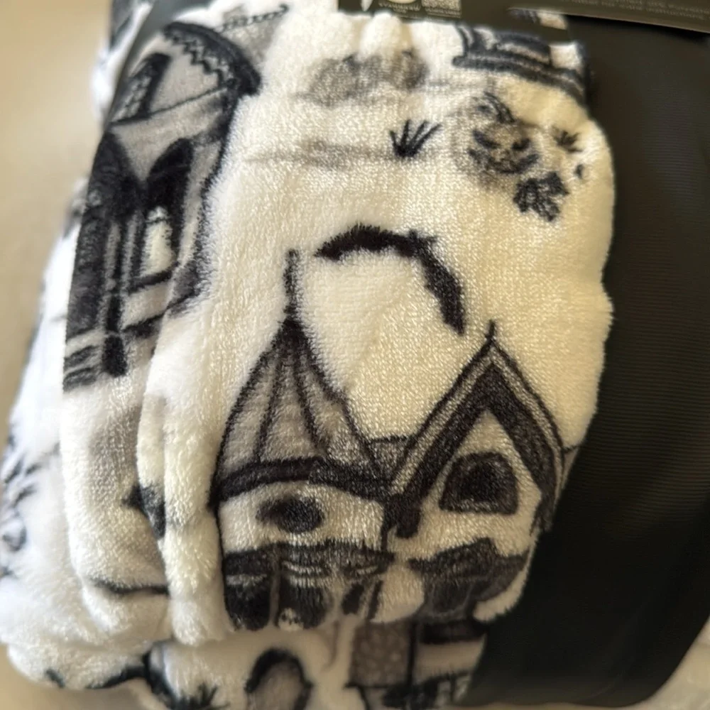 NEW Cynthia Rowley Halloween Haunted House Black & White Full/Queen Throw NWT